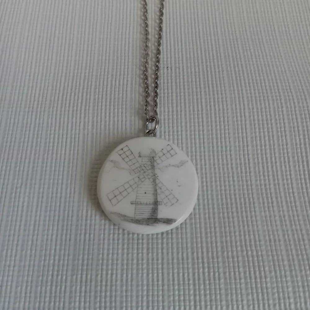 Round Etched Windmill Pendant Single Strand Gold Tone Chain Lightweight Necklace